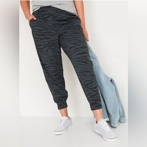 Old Navy Women Black Gray Zebra Stripe Stretch Tech Tapered Pants size medium